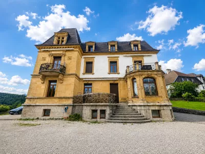 Au dernier Ã©tage dâun manoir avec jardin